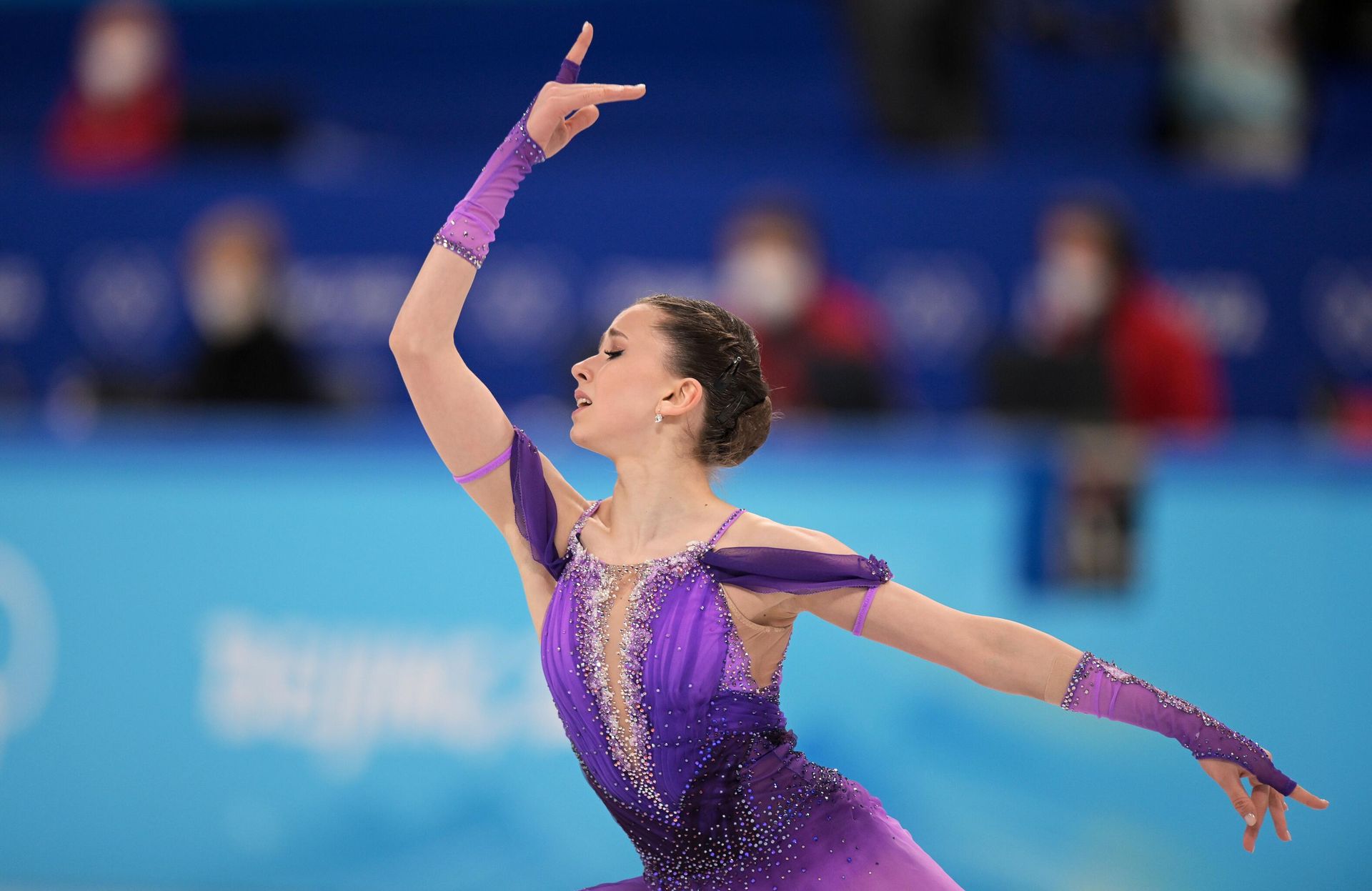 Российская спортсменка, член сборной России (команда ОКР) Камила Валиева выступает с короткой программой в женском одиночном катании командных соревнований по фигурному катанию на XXIV зимних Олимпийских играх в Пекине. - Sputnik Азербайджан, 1920, 12.02.2022