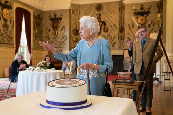 Королева Елизавета II перед тортом в честь 60-летия своего правления в резиденции в Норфолке - Sputnik Азербайджан