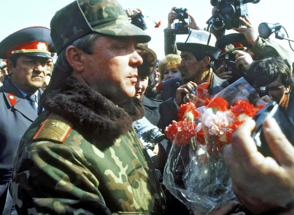 Командующий ограниченным контингентом советских войск в Афганистане, Герой Советского Союза, генерал-лейтенант Борис Громов после вывода советских частей и соединений из Афганистана, выполненного в соответствии с женевскими соглашениями, отвечает на вопросы журналистов в узбекском городе Термезе. - Sputnik Азербайджан