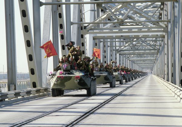 Колонна бронетехники пересекает афгано-советскую границу по мосту Дружбы через реку Аму-Дарью. - Sputnik Азербайджан