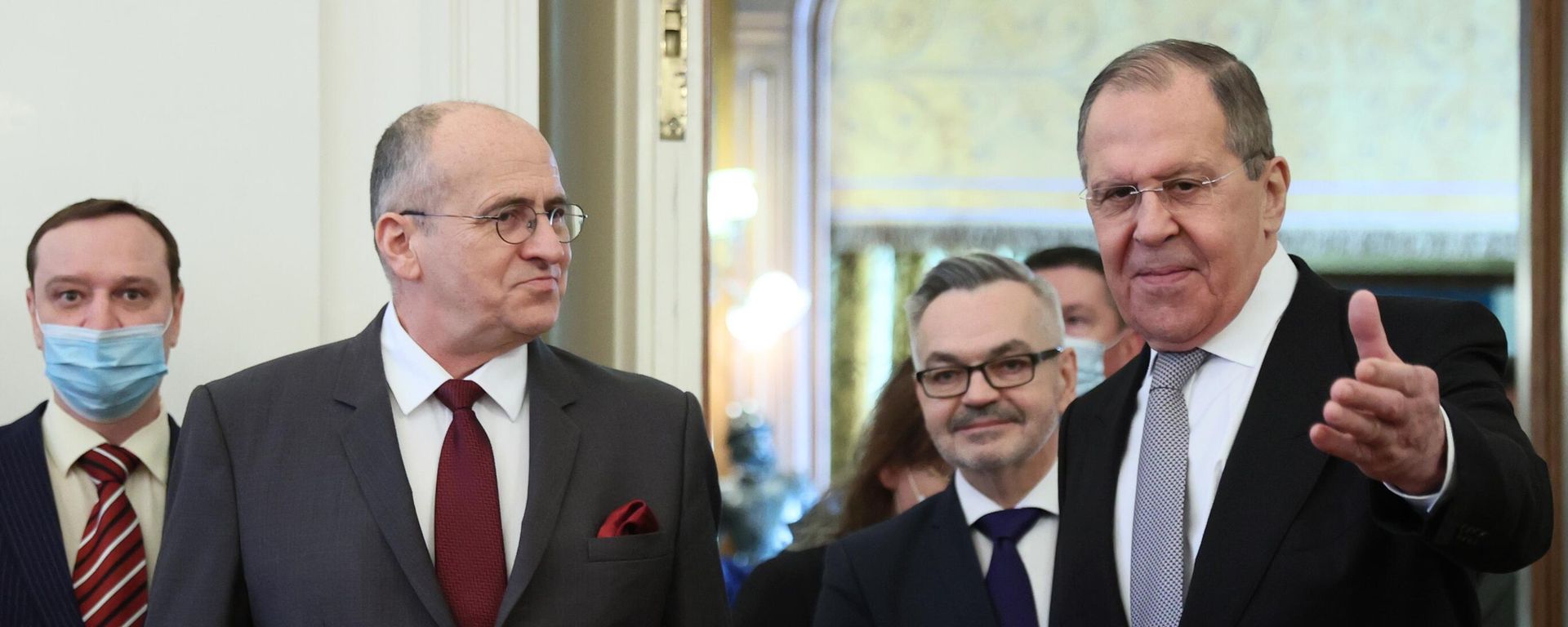Министр иностранных дел РФ Сергей Лавров и министр иностранных дел Польши Збигнев Рау (справа налево на первом плане) во время встречи в Доме приемов МИД России в Москве - Sputnik Азербайджан, 1920, 15.02.2022
