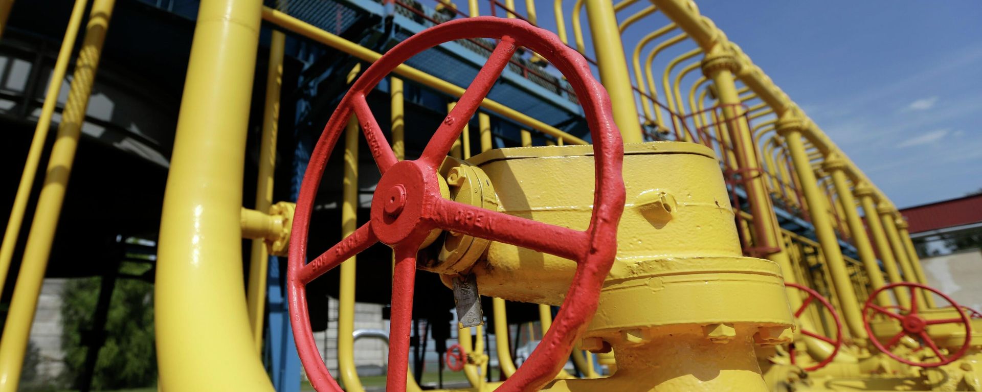 Газовые трубы на газокомпрессорной станции  - Sputnik Азербайджан, 1920, 02.01.2025