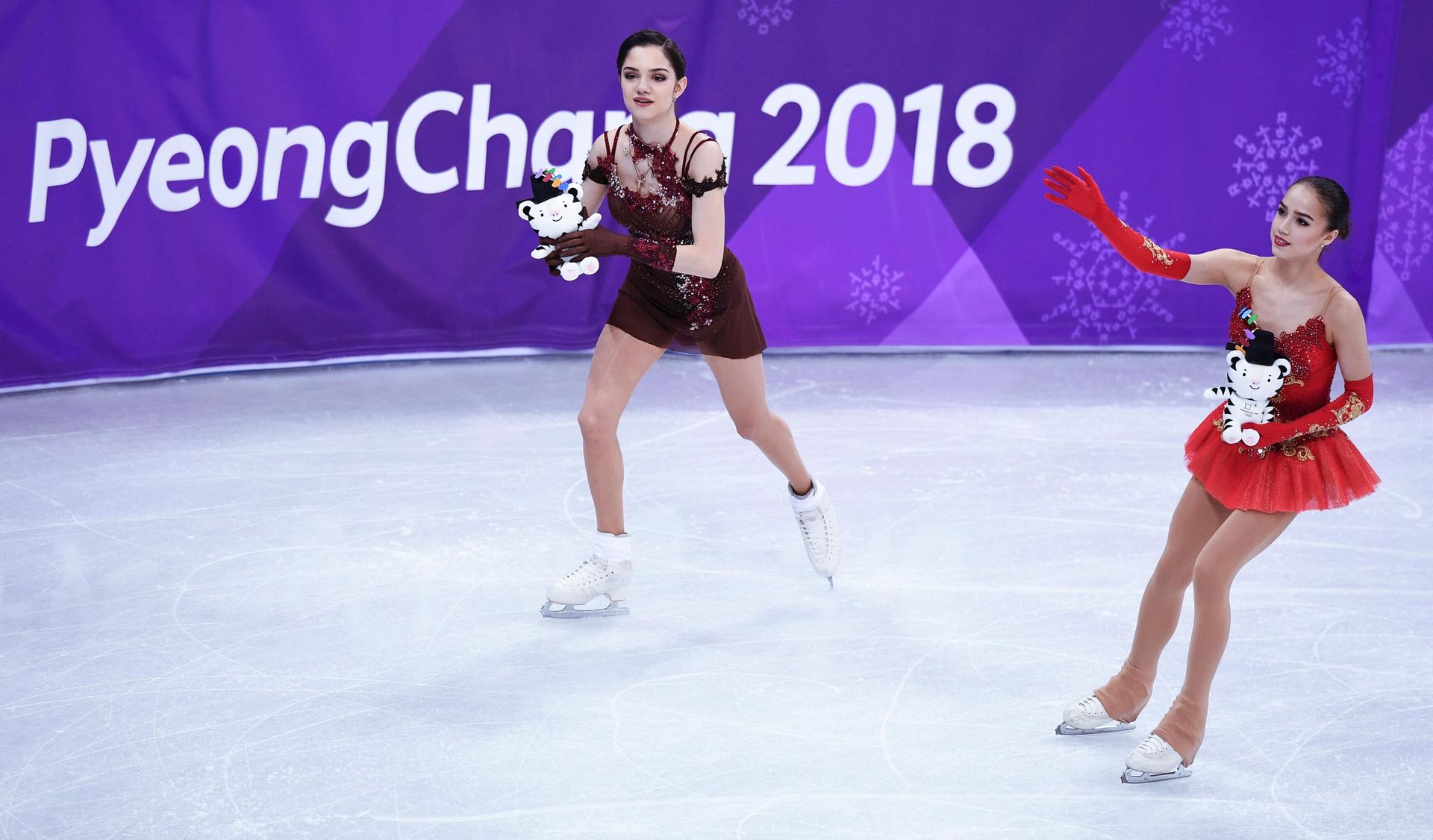 Призеры женского одиночного катания в соревнованиях по фигурному катанию на XXIII зимних Олимпийских играх (слева направо): Евгения Медведева (Россия) - серебряная медаль и Алина Загитова (Россия) - золотая медаль - Sputnik Азербайджан, 1920, 16.02.2022