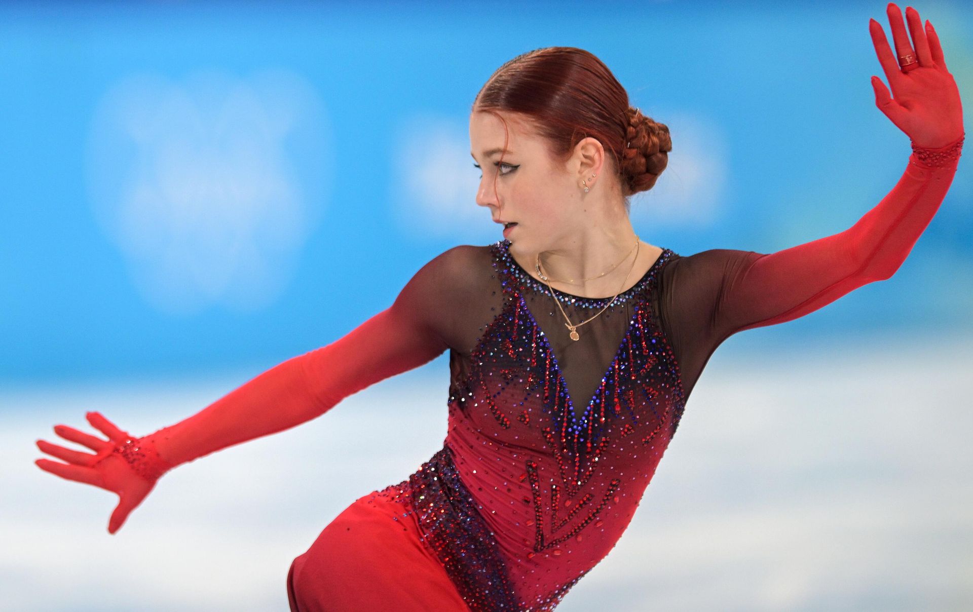 Российская спортсменка, член сборной России (команда ОКР) Александра Трусова выступает с короткой программой женского одиночного катания на соревнованиях по фигурному катанию XXIV зимних Олимпийских игр в Пекине - Sputnik Азербайджан, 1920, 16.02.2022