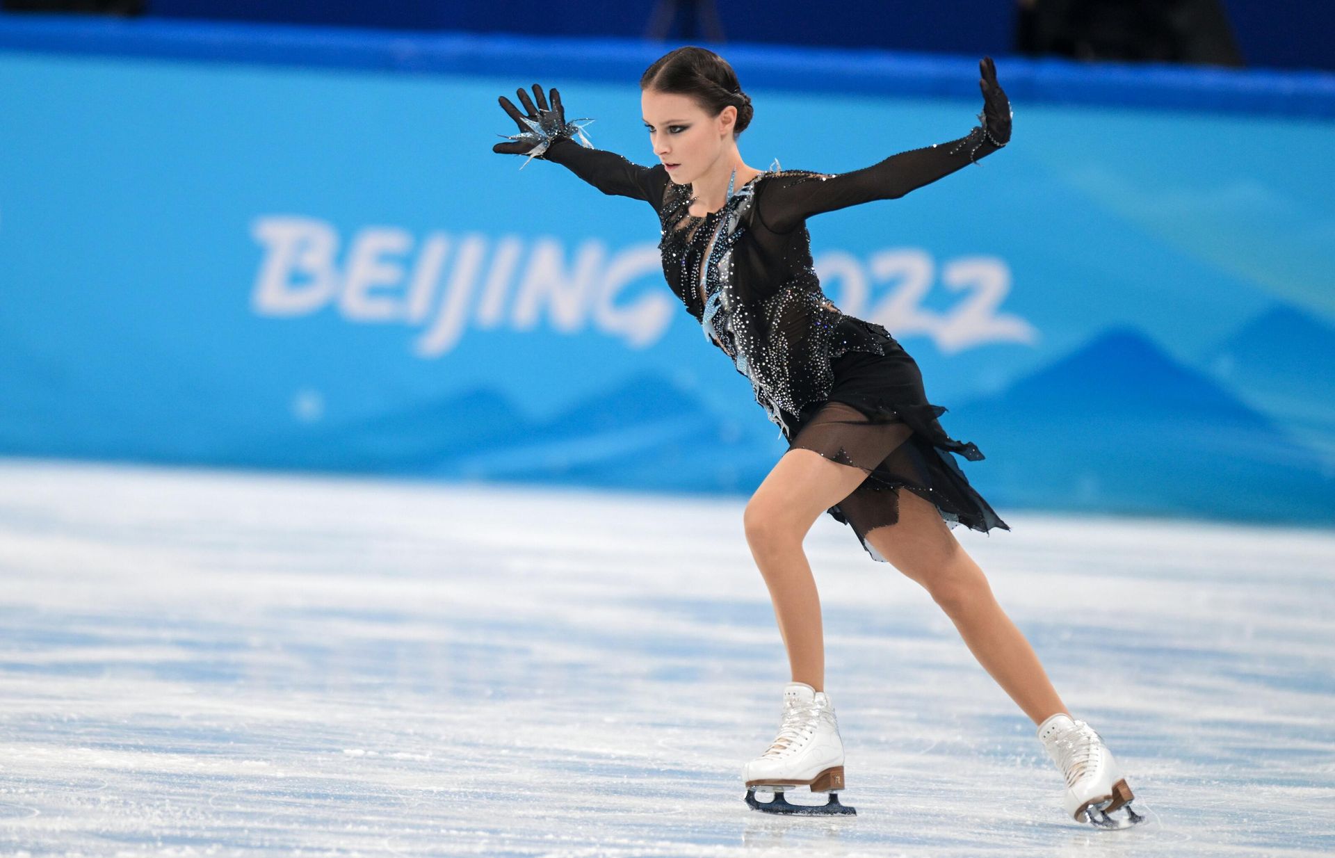 Российская спортсменка, член сборной России (команда ОКР) Анна Щербакова выступает с короткой программой женского одиночного катания на соревнованиях по фигурному катанию XXIV зимних Олимпийских игр в Пекине - Sputnik Азербайджан, 1920, 16.02.2022