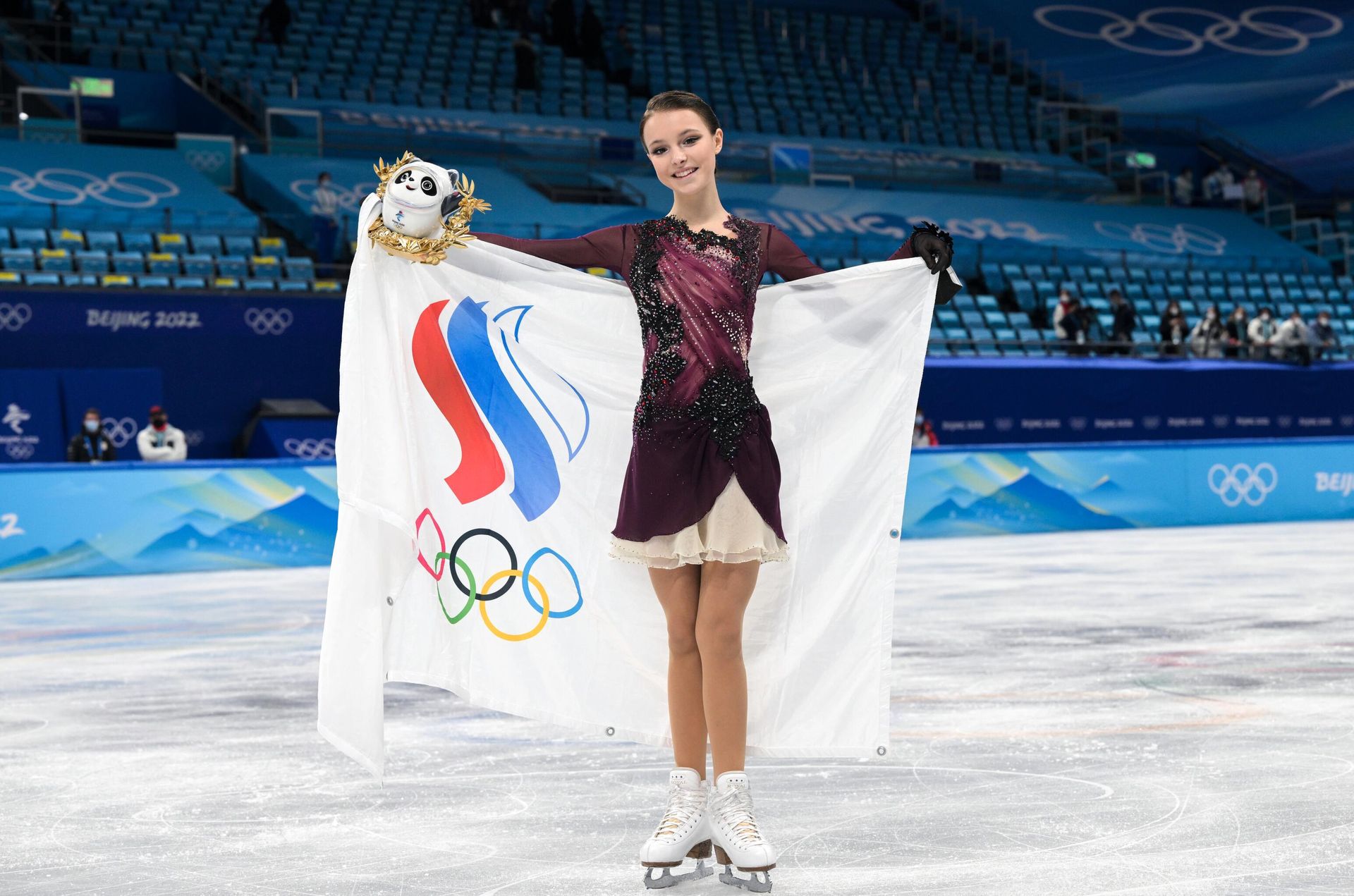 Российская спортсменка, член сборной России (команда ОКР) Анна Щербакова, занявшая 1-е место в женском одиночном катании на соревнованиях по фигурному катанию на XXIV зимних Олимпийских играх в Пекине - Sputnik Азербайджан, 1920, 18.02.2022
