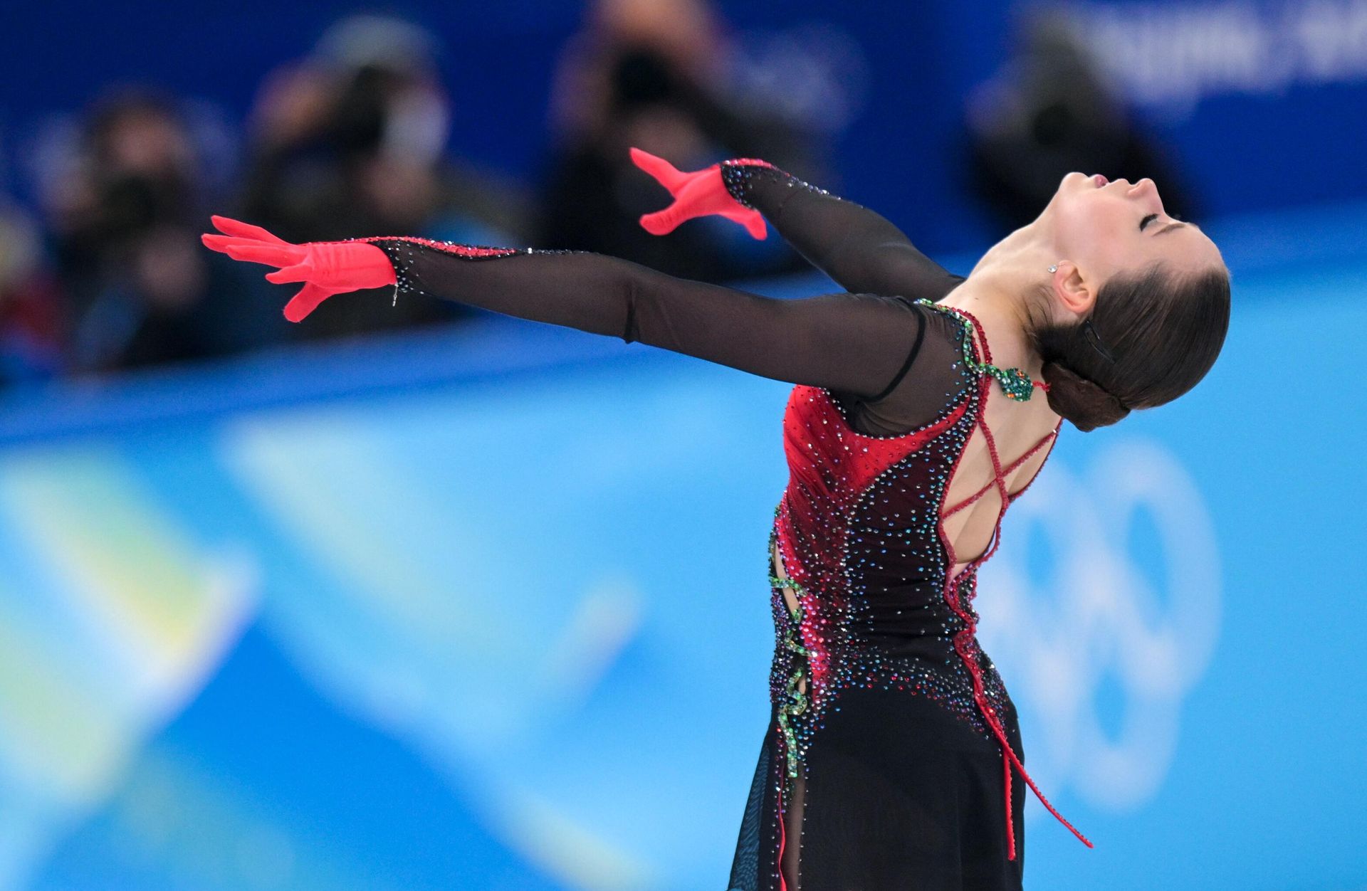 Российская спортсменка, член сборной России (команда ОКР) Камила Валиева выступает в произвольной программе женского одиночного катания на соревнованиях по фигурному катанию на XXIV зимних Олимпийских играх в Пекине - Sputnik Азербайджан, 1920, 18.02.2022