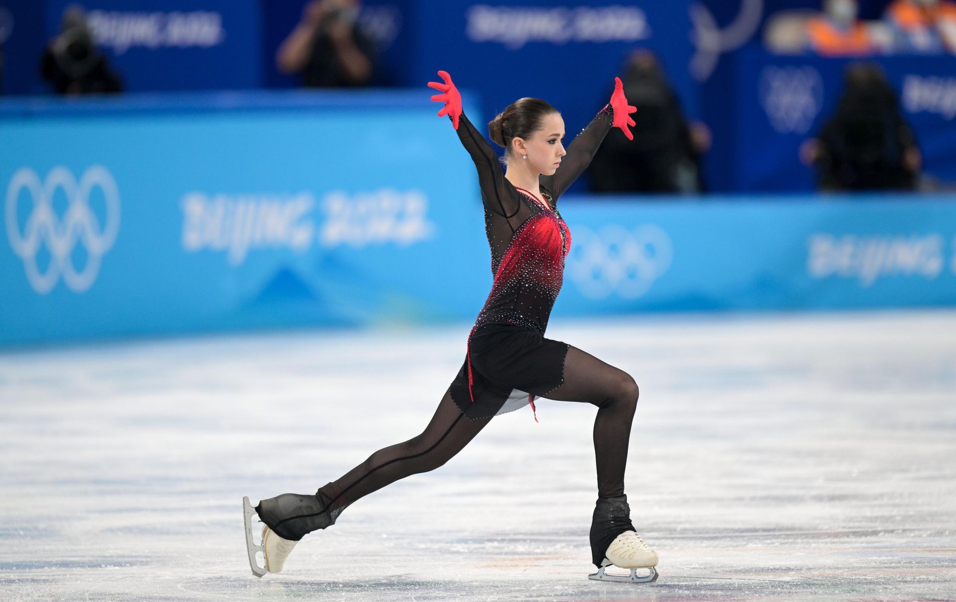 Российская спортсменка, член сборной России (команда ОКР) Камила Валиева выступает в произвольной программе женского одиночного катания на соревнованиях по фигурному катанию на XXIV зимних Олимпийских играх в Пекине - Sputnik Азербайджан, 1920, 18.02.2022
