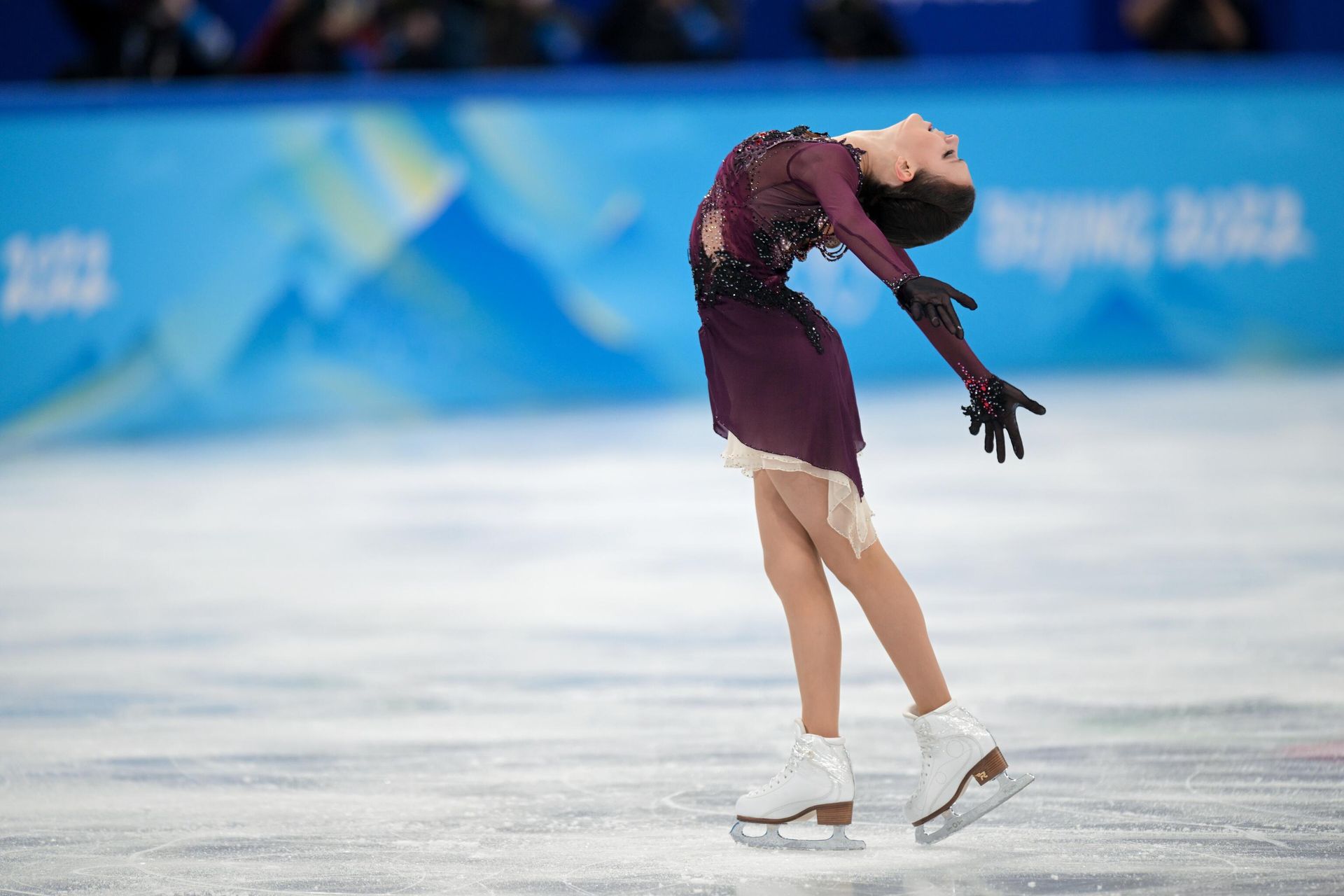 Российская спортсменка, член сборной России (команда ОКР) Анна Щербакова выступает в произвольной программе женского одиночного катания на соревнованиях по фигурному катанию на XXIV зимних Олимпийских играх в Пекине - Sputnik Азербайджан, 1920, 18.02.2022