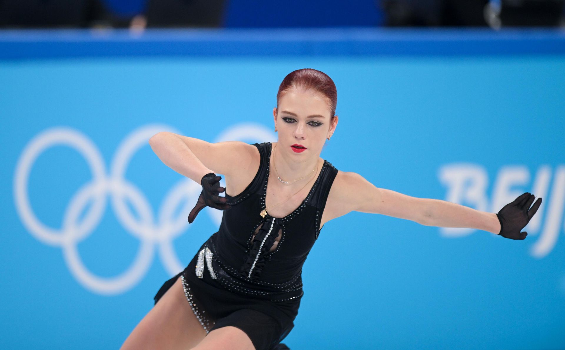 Российская спортсменка, член сборной России (команда ОКР) Александра Трусова выступает в произвольной программе женского одиночного катания на соревнованиях по фигурному катанию на XXIV зимних Олимпийских играх в Пекине - Sputnik Азербайджан, 1920, 18.02.2022