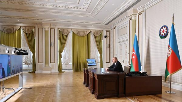 Prezident İlham Əliyev Coşqun Cəbrayılovu Bakının Nizami, Elgin Həbibullayevi Nərimanov və Elxan İbrahimovu Kürdəmir rayon icra hakimiyyətlərinin başçısı təyin olunmaları ilə əlaqədar videoformatda qəbul edib - Sputnik Азербайджан