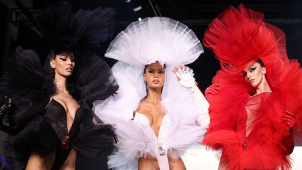 Модели представляют творения из последней коллекции The Blonds на неделе моды в Нью-Йорке, США - Sputnik Азербайджан