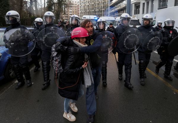 Акция протеста возле штаб-квартиры учреждений ЕС против ковидных ограничений, связанных в Брюсселе. - Sputnik Азербайджан