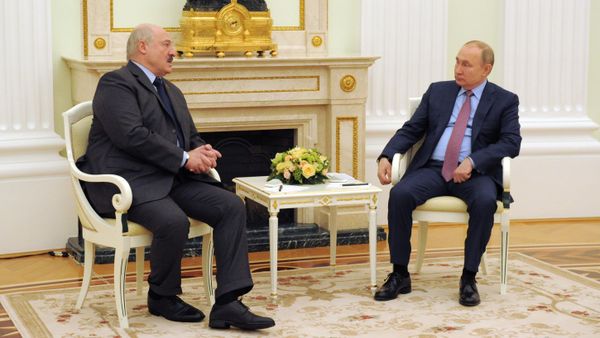 Президент РФ Владимир Путин и президент Белоруссии Александр Лукашенко (слева) во время встречи в Кремле - Sputnik Азербайджан