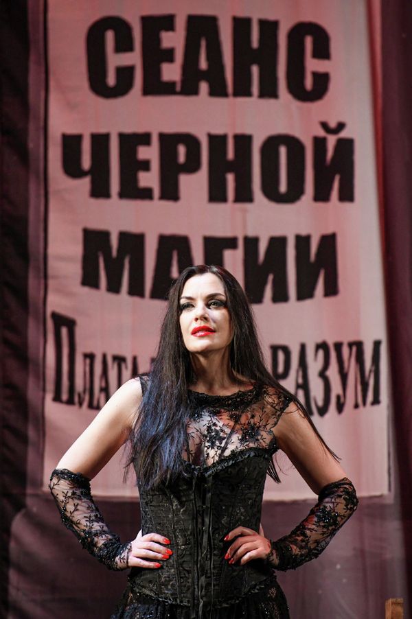До начала спектакля голос за кулисами предупреждает, что он затронет лишь некоторые страницы легендарного романа. - Sputnik Азербайджан