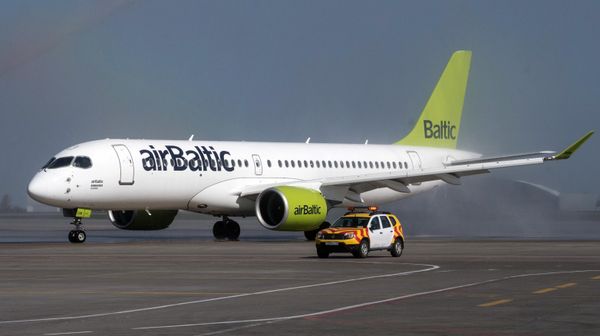 Самолет Bombardier CS300 латвийской авиакомпании airBaltic - Sputnik Азербайджан