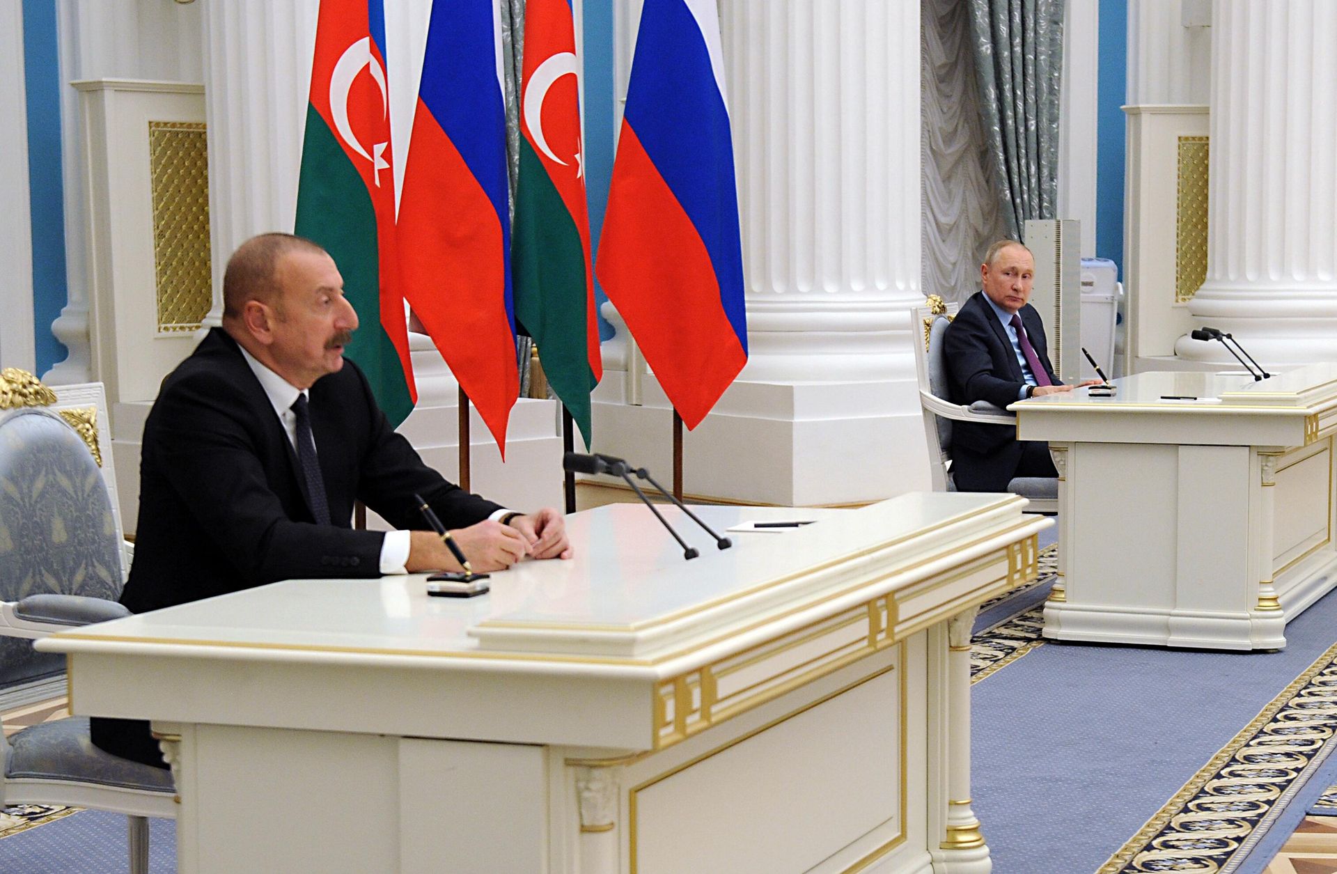 Президент РФ Владимир Путин и президент Азербайджана Ильхам Алиев на пресс-конференции по итогам переговоров после подписания декларации о союзническом взаимодействии - Sputnik Азербайджан, 1920, 04.04.2022