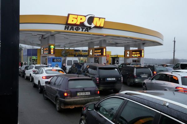 Автомобилисты спешат заправить полные баки во время объявленного военного положения. - Sputnik Азербайджан
