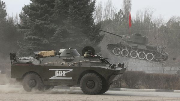 Военнослужащие РФ у колонны бронетехники ВС РФ в Армянске. - Sputnik Азербайджан