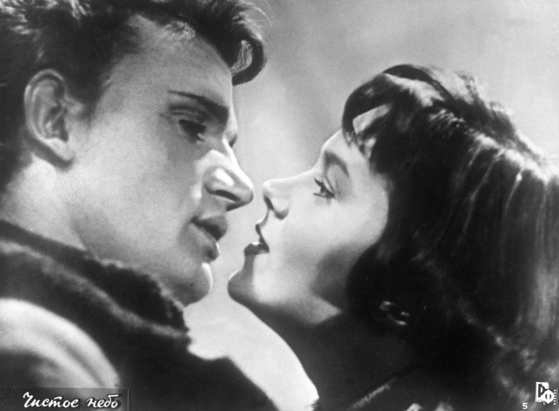 Кадр из художественного фильма Чистое небо снятого в 1961 году режиссером Григорием Чухраем на киностудии Мосфильм. В роли Саши Львовой - актриса Нина Дробышева, в роли Алексея Астахова - актер Евгений Урбанский - Sputnik Азербайджан, 1920, 26.02.2022
