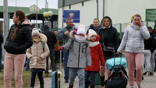 Люди на пограничном переходе между Польшей и Украиной, 25 февраля 2022 года - Sputnik Азербайджан