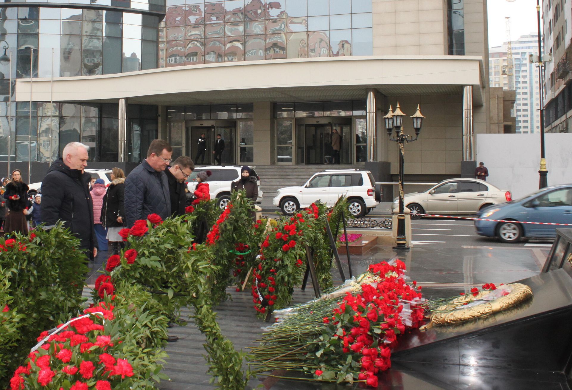 Посол Беларуси в Азербайджане Андрей Равков и сотрудники посольства почтили память жертв Ходжалинской трагедии, возложив цветы к памятнику «Крик матери» в Баку - Sputnik Азербайджан, 1920, 26.02.2022