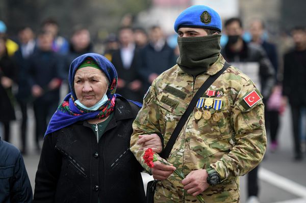 Часть ходжалинцев, покинувших город, избежали смерти от пуль, но замерзли, пытаясь пробраться к Агдаму через горы. - Sputnik Азербайджан