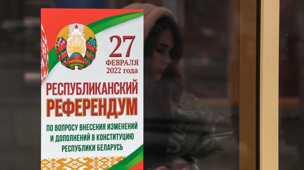 Информационный баннер о Республиканском референдуме по внесению изменений и дополнений в конституцию Белоруссии на улицах Минска - Sputnik Азербайджан