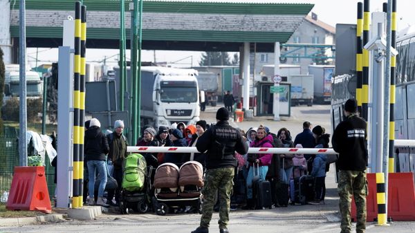 Люди на пограничном переходе между Польшей и Украиной, 25 февраля 2022 года - Sputnik Азербайджан