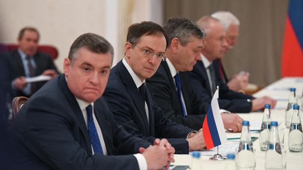 Председатель комитета Госдумы РФ по международным делам Леонид Слуцкий (слева) и помощник президента России Владимир Мединский во время российско-украинских переговоров. - Sputnik Азербайджан