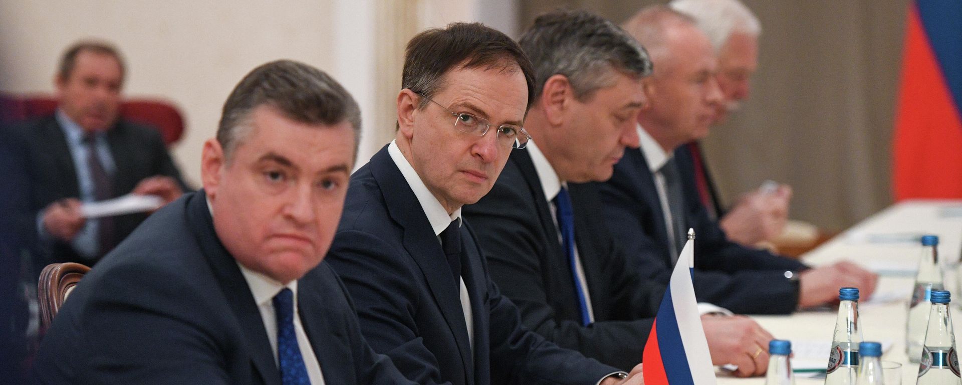 Председатель комитета Госдумы РФ по международным делам Леонид Слуцкий (слева) и помощник президента России Владимир Мединский во время российско-украинских переговоров. - Sputnik Азербайджан, 1920, 09.03.2022