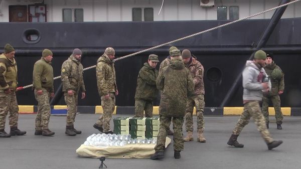 Доставка сдавшихся украинских военнослужащих в Севастополь - Sputnik Азербайджан
