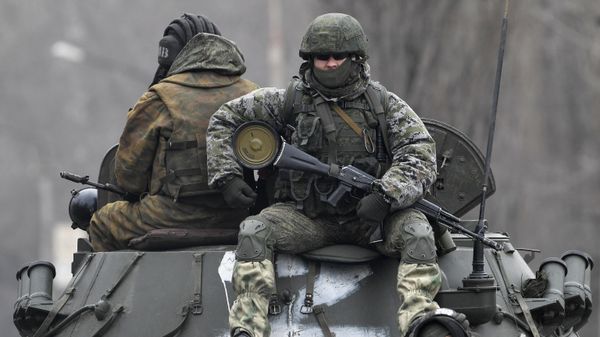 Российские военнослужащие в колонне военной техники - Sputnik Азербайджан