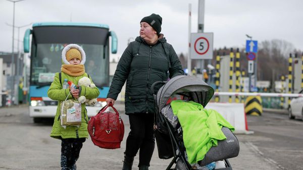 Люди на пограничном переходе между Польшей и Украиной, 25 февраля 2022 года - Sputnik Азербайджан