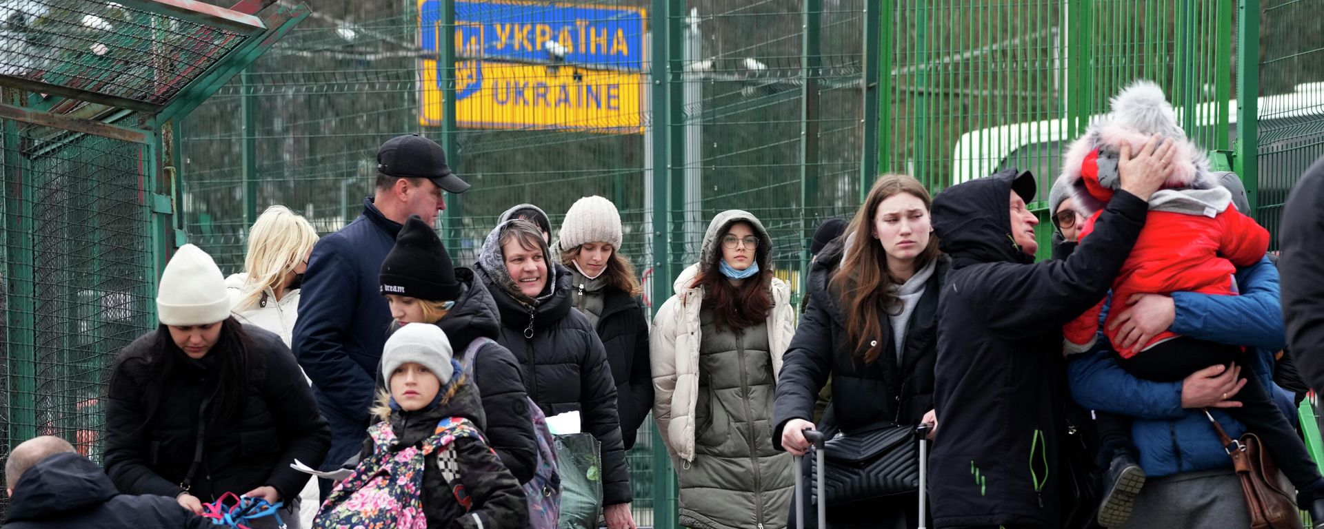 Люди на пограничном переходе между Польшей и Украиной, фото из архива - Sputnik Азербайджан, 1920, 12.01.2025