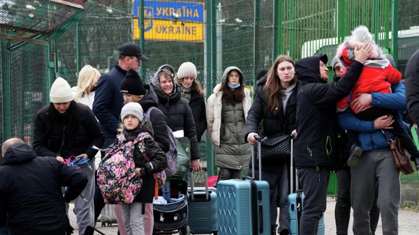 Люди на пограничном переходе между Польшей и Украиной, фото из архива - Sputnik Азербайджан