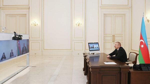 Президент Азербайджанской Республики Ильхам Алиев принял в видеоформате министра энергетики Румынии Вирджил-Даньела Попеску и спецпредставителя президента Румынии по стратегическим проектам Ану Бирчалл - Sputnik Азербайджан