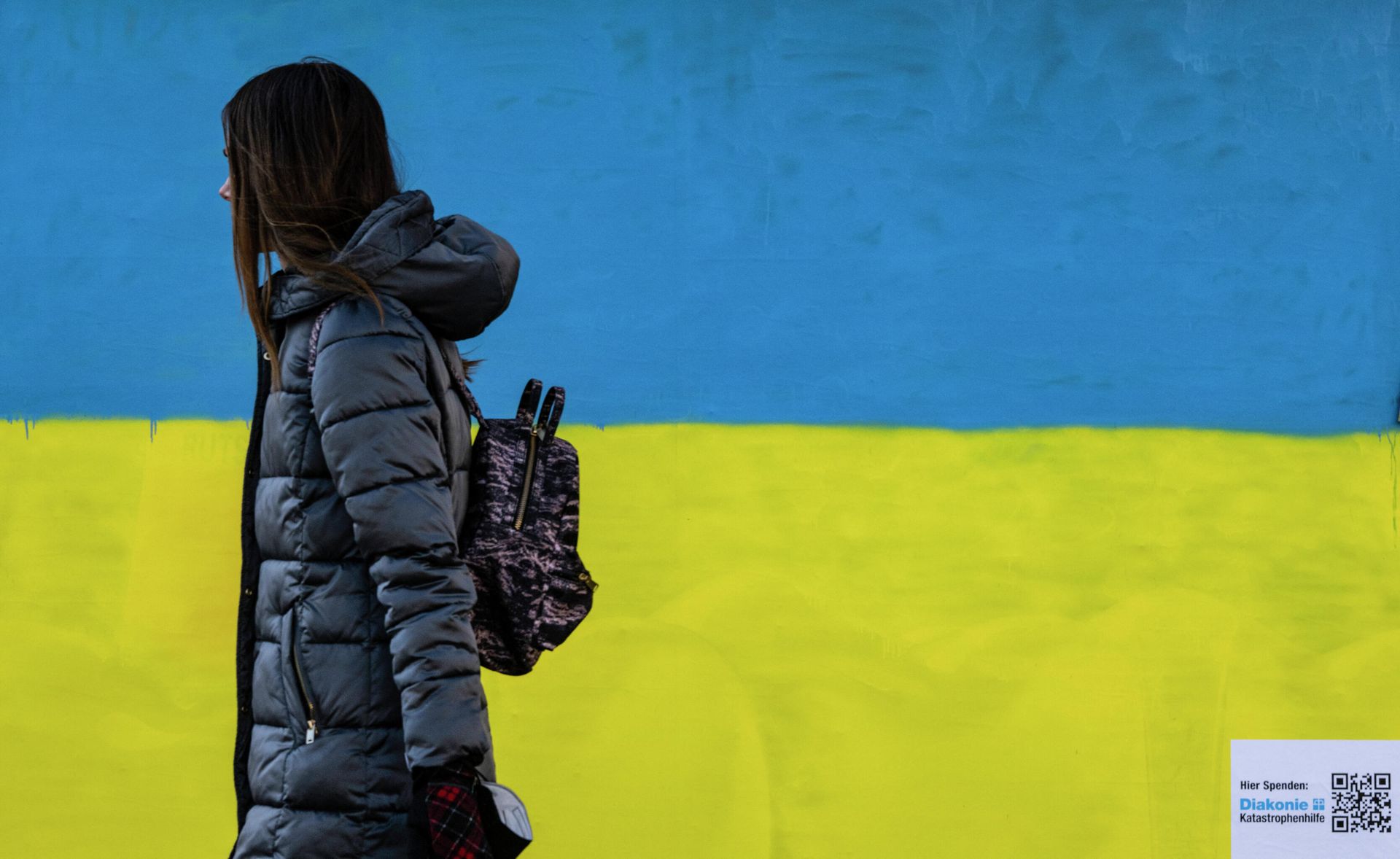 Женщина на фоне флага Украины, фото из архива - Sputnik Азербайджан, 1920, 12.12.2023