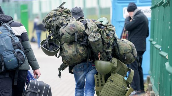 Люди на пограничном переходе между Польшей и Украиной, 2 марта 2022 года - Sputnik Азербайджан