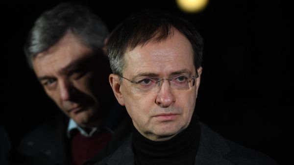 Помощник президента России Владимир Мединский (на первом плане) и заместитель министра иностранных дел РФ Андрей Руденко в Беловежской пуще - Sputnik Азербайджан