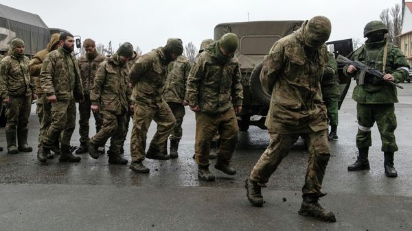 Добровольно сдавшиеся в плен военнослужащие украинской армии в Луганске. - Sputnik Азербайджан