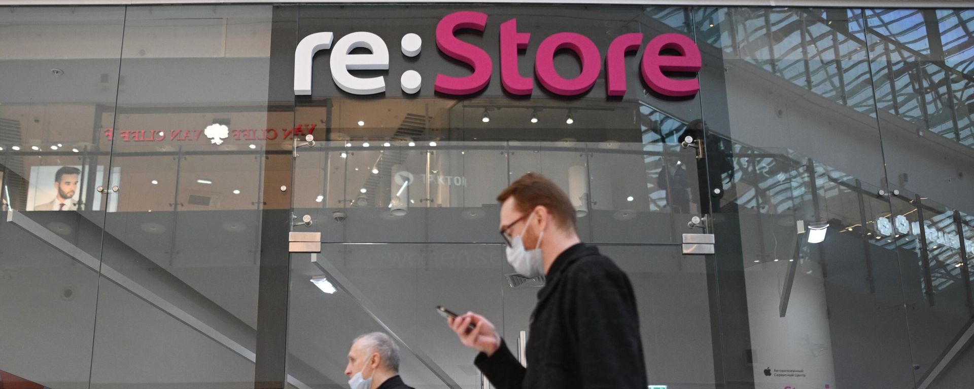Люди у фирменного магазина техники Apple re:Store в Москве - Sputnik Азербайджан, 1920, 04.03.2022
