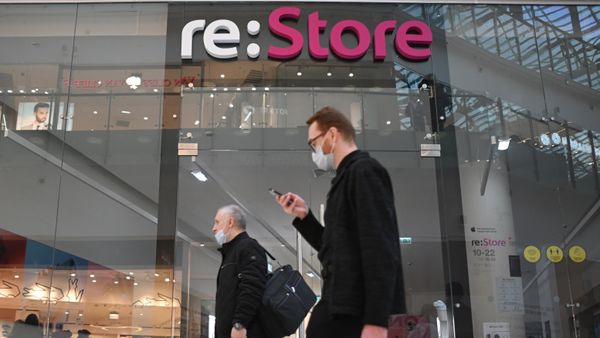 Люди у фирменного магазина техники Apple re:Store в Москве - Sputnik Азербайджан
