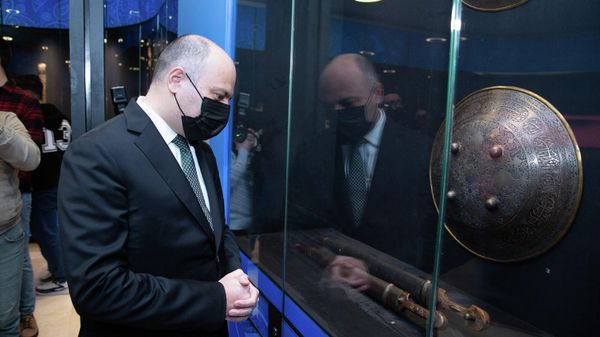 Известный оружейник Эмин Мамедов подарил образцы холодного оружия Азербайджанскому национальному музею ковра - Sputnik Азербайджан