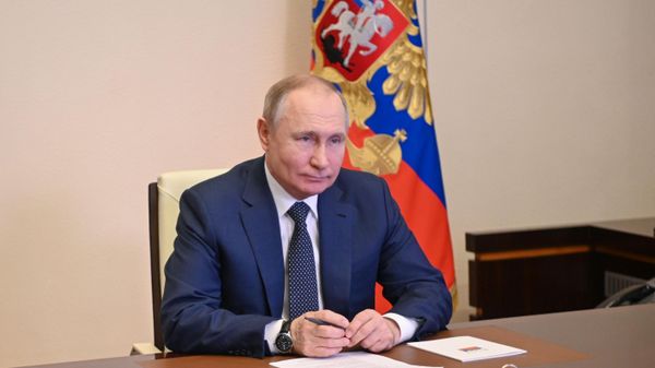 Президент РФ В. Путин принял участие в церемонии поднятия флага на пароме Маршал Рокоссовский - Sputnik Азербайджан
