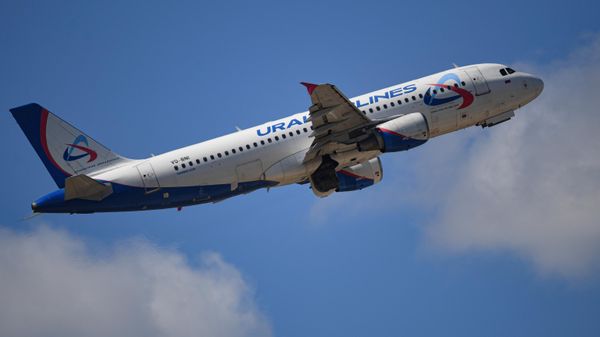 Самолет Airbus А-320 авиакомпании Уральские авиалинии во время взлета из международного аэропорта Жуковский - Sputnik Азербайджан