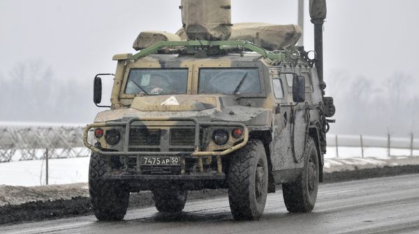 Российская военная техника на шоссе возле границы с Украиной в Белгородской области - Sputnik Азербайджан