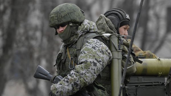 Российские военнослужащие в колонне военной техники на шоссе возле границы с Украиной - Sputnik Азербайджан