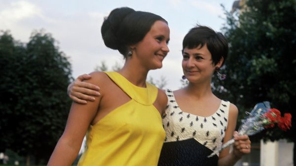 Микаэла Дроздовская, советская киноактриса, (слева) и Коти Шойем, актриса из Венгрии в дни V Московского международного кинофестиваля - Sputnik Азербайджан