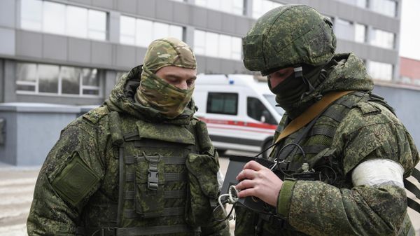 Военнослужащий РФ на территории Запорожской атомной электростанции - Sputnik Азербайджан